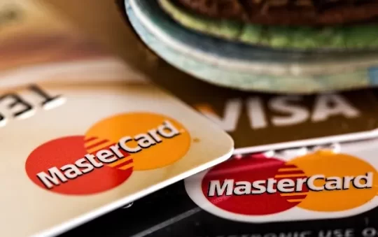 Perbedaan Visa dan MasterCard: Jenis Kartu dan Biaya Transaksi